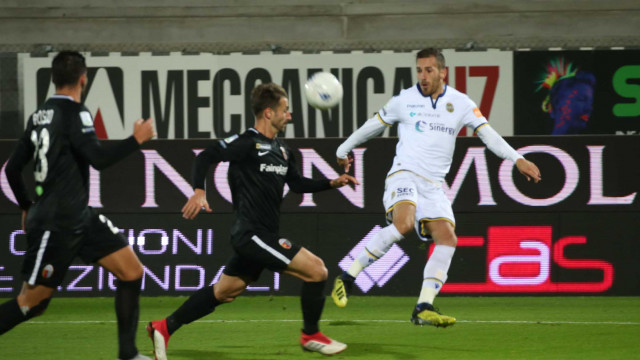 Contrasto Ragusa
Ascoli 30 -10-2018 10 giornata di campionato Serie B 2018/2019
Ascoli / Hellas Verona
Foto Alberto Mariani SilPress