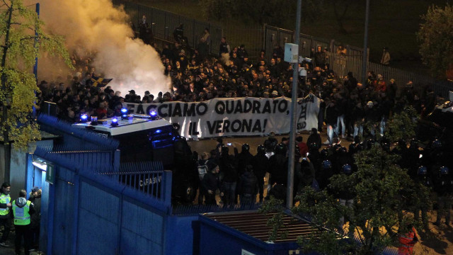 HELLAS VERONA-PALERMO 23-11-2018 CONTESTAZIONE DEI TIFOSI DEL VERONA FUORI DALLA STADIO BENTEGODI. ALBERTO MARIANI/SILPRESS