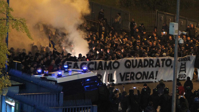 HELLAS VERONA-PALERMO 23-11-2018 CONTESTAZIONE DEI TIFOSI DEL VERONA FUORI DALLA STADIO BENTEGODI. ALBERTO MARIANI/SILPRESS