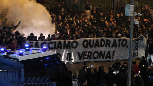 HELLAS VERONA-PALERMO 23-11-2018 CONTESTAZIONE DEI TIFOSI DEL VERONA FUORI DALLA STADIO BENTEGODI. ALBERTO MARIANI/SILPRESS