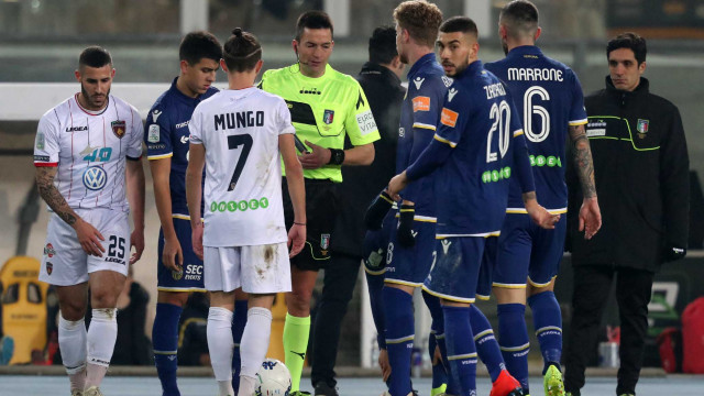 HELLAS VERONA-COSENZA 28-01-2019. L'ARBITRO RAPUANO PARLA CON I GIOCATORI. SILPRESS