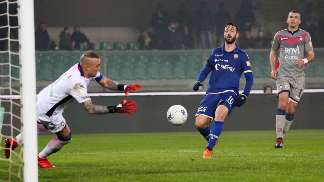 VERONA-CROTONE 10-02-2019 CORDAZ PARA SU SAMUEL DI CARMINE. SILPRESS