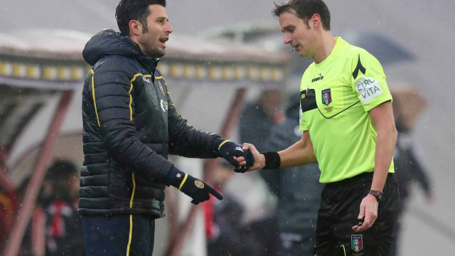 CARPI-VERONA 02-02-2019 FABIO GROSSO E L'ARBITRO ROS. SILPRESS