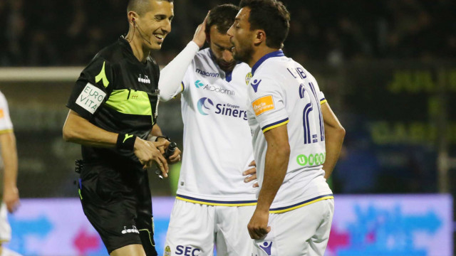 CREMONESE-VERONA 29-03-2019 L'ARBITRO MARINELLE PARLA A KARIM LARIBI E LUIGI VITALE. SILPRESS