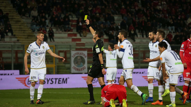 PERUGIA-HELLAS VERONA 08-03-2019 L'ARBITRO ANTONIO DI MARTINO AMMONISCE DAWIDOWICZ. SILPRESS