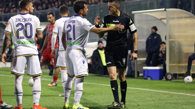 CREMONESE-VERONA 29-03-2019 L'ARBITRO MARINELLI PARLA A KARIM LARIBI E A ZACCAGNI. SILPRESS