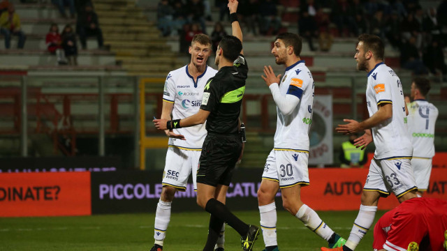 PERUGIA-HELLAS VERONA 08-03-2019 L'ARBITRO ANTONIO DI MARTINO AMMONISCE DAWIDOWICZ. SILPRESS