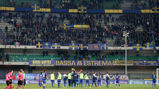HELLAS VERONA-BRESCIA 02-04-2019 LA SQUADRA DEL VERONA SALUTA I TIFOSI. SILPRESS