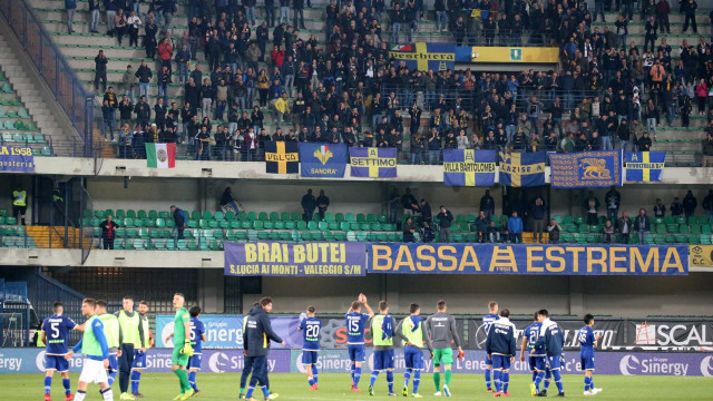 HELLAS VERONA-BRESCIA 02-04-2019 LA SQUADRA DEL VERONA SALUTA I TIFOSI. SILPRESS