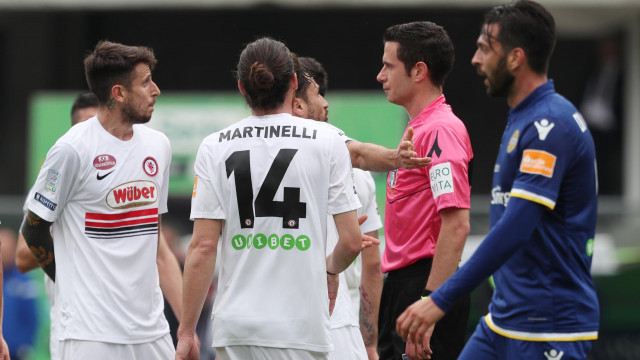 HELLAS VERONA-FOGGIA 11-05-2019 ARBITRO GHERSINI DISCUTE CON I GIOCATORI DEL FOGGIA. SILPRESS