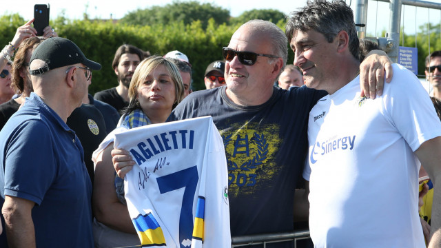HELLAS VERONA 01-06-2019 ALFREDO AGLIETTI RICEVE IN DONO LA MAGLIA CON IL SYUO NOME SILPRESS