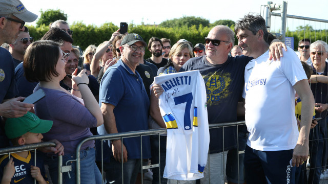 HELLAS VERONA 01-06-2019 ALFREDO AGLIETTI RICEVE IN DONO LA MAGLIA CON IL SYUO NOME SILPRESS