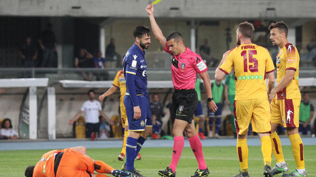 HELLAS VERONA-CITTADELLA 02-06-2019 L'ARBITRO PICCININI AMMONISCE SAMUEL DI CARMINE. SILPRESS