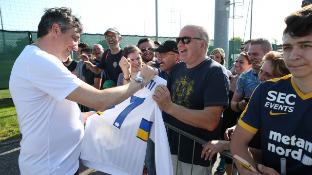 HELLAS VERONA 01-06-2019 ALFREDO AGLIETTI RICEVE IN DONO LA MAGLIA CON IL SYUO NOME SILPRESS