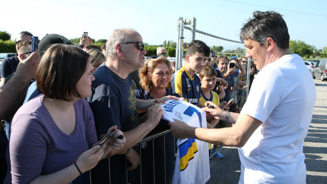 HELLAS VERONA 01-06-2019 ALFREDO AGLIETTI RICEVE IN DONO LA MAGLIA CON IL SYUO NOME SILPRESS