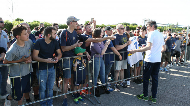 HELLAS VERONA 01-06-2019 ALFREDO AGLIETTI RICEVE IN DONO LA MAGLIA CON IL SYUO NOME SILPRESS