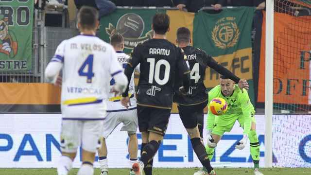 Photo LiveMedia/Davide Casentini
Venice, Italy, December 05, 2021, italian soccer Serie A match
Venezia FC vs Hellas Verona FC
Image shows:
Venezia (VE), Italia, 05 Dicembre 2021, stadio Pier Luigi Penzo, 16° giornata Campionato Serie A Tim 2021/2022, incontro tra le squadre del Venezia FC e dell'Hellas Verona, nella foto: il gol di 14 Thomas Henry con la papera di 96 Lorenzo Montipò
LiveMedia - World Copyright