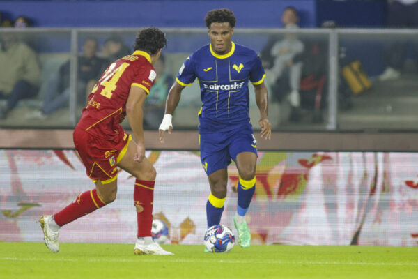 IPA89775588 - Amin Sarr of Hellas Verona FC competes for the ball with Marco Ruggero of US Catanzaro during Hellas Verona FC vs US Catanzaro, 7° Serie BKT 2026-27 game at Marcantonio Bentegodi stadium in Verona (VR), Italy, on October 16, 2026.