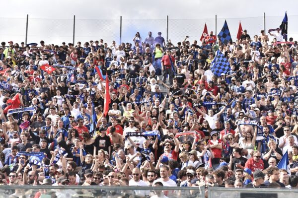 Pisa, 04/05/2025
Stadio Arena Garibaldi Romeo Anconetani i tifosi pisani della Curva Nord seguono la partita Bari vs PisaSC dai maxi schermi montati dentro lo stadio. Il Pisa viene promosso in serie A avendo perso lo Spezia.
Nella Foto: Tifosi e ultras esultano per la promozione del Pisa in serie A.
