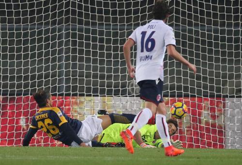 HELLAS  VERONA  /  BOLOGNA  20 -11- 2017 CAMPIONATO SERIE A TIM 2017 -18 SILVER PRESS  PH ALBERTO MARIANI . NELLA FOTO - MARTIN CACERES GOAL 2-1