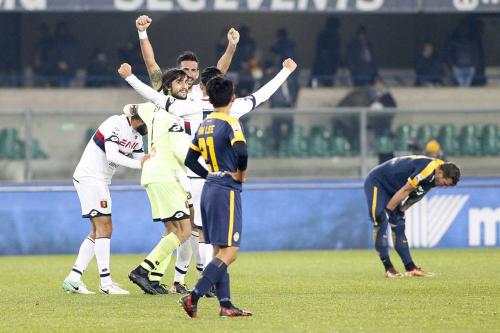 VERONA, ITALIA, 04 DICEMBRE 2017, STADIO MARC'ANTONIO BENTEGODI, 15° GIORNATA CAMPIONATO SERIE A TIM 2017/2018, INCONTRO TRA LE SQUADRE DELL'HELLAS VERONA E DEL GENOA CFC, NELLA FOTO: ESULTANZA GIOCATORI GENOA FISCHIO FINALE PERIN