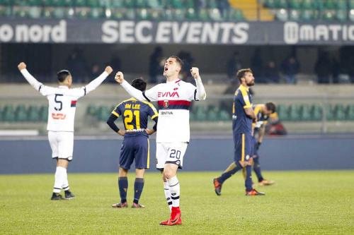VERONA, ITALIA, 04 DICEMBRE 2017, STADIO MARC'ANTONIO BENTEGODI, 15° GIORNATA CAMPIONATO SERIE A TIM 2017/2018, INCONTRO TRA LE SQUADRE DELL'HELLAS VERONA E DEL GENOA CFC, NELLA FOTO: ESULTANZA GIOCATORI GENOA FISCHIO FINALE ROSI