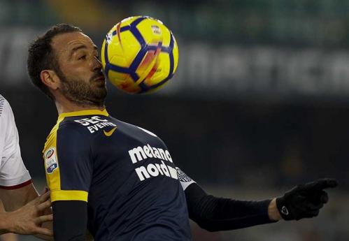 VERONA, ITALIA, 20 NOVEMBRE 2017, STADIO MARC'ANTONIO BENTEGODI, 13° GIORNATA CAMPIONATO SERIE A TIM 2017/2018, INCONTRO TRA LE SQUADRE DELL'HELLAS VERONA E DEL BOLOGNA, NELLA FOTO: PAZZINI CONTRO HELANDER