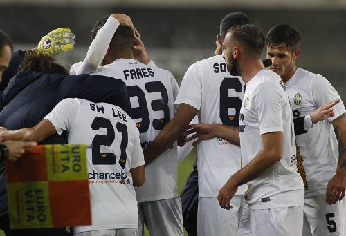 VERONA, ITALIA 29 NOVEMBRE 2017, STADIO MARC'ANTONIO BENTEGODI, IV° TURNO ELIMINATORIO DI TIM CUP 2017/2018, INCONTRO TRA LE SQUADRE DEL CHIEVO VERONA E DELL'HELLAS VERONA, NELLA FOTO: ESULTANZA GOL FARES