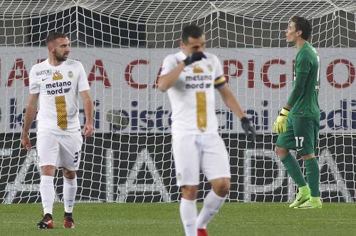 VERONA, ITALIA 29 NOVEMBRE 2017, STADIO MARC'ANTONIO BENTEGODI, IV° TURNO ELIMINATORIO DI TIM CUP 2017/2018, INCONTRO TRA LE SQUADRE DEL CHIEVO VERONA E DELL'HELLAS VERONA, NELLA FOTO: DELUSIONE GIOCATORI HELLAS AL GOL DI PELLISSIER