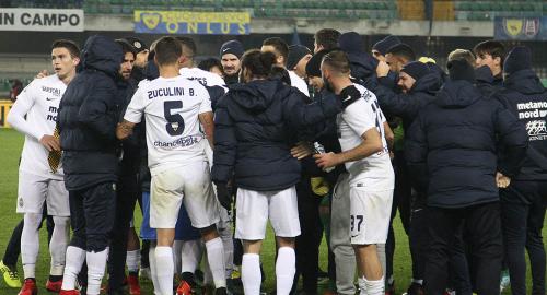 VERONA, ITALIA 29 NOVEMBRE 2017, STADIO MARC'ANTONIO BENTEGODI, IV° TURNO ELIMINATORIO DI TIM CUP 2017/2018, INCONTRO TRA LE SQUADRE DEL CHIEVO VERONA E DELL'HELLAS VERONA, NELLA FOTO: LA CONCENTRAZIONE DEI GIOCATORI PRIMA DI TIRAE I RIGORI