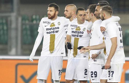 VERONA, ITALIA 29 NOVEMBRE 2017, STADIO MARC'ANTONIO BENTEGODI, IV° TURNO ELIMINATORIO DI TIM CUP 2017/2018, INCONTRO TRA LE SQUADRE DEL CHIEVO VERONA E DELL'HELLAS VERONA, NELLA FOTO: GIOCATORI HELLAS VERONA A CENTRO CAMPO
