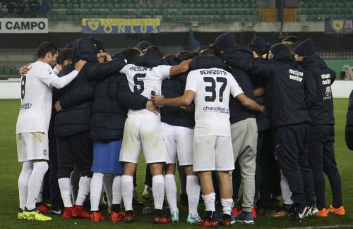 VERONA, ITALIA 29 NOVEMBRE 2017, STADIO MARC'ANTONIO BENTEGODI, IV° TURNO ELIMINATORIO DI TIM CUP 2017/2018, INCONTRO TRA LE SQUADRE DEL CHIEVO VERONA E DELL'HELLAS VERONA, NELLA FOTO: LA CONCENTRAZIONE DEI GIOCATORI PRIMA DI TIRAE I RIGORI