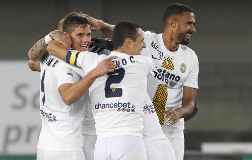 VERONA, ITALIA 29 NOVEMBRE 2017, STADIO MARC'ANTONIO BENTEGODI, IV° TURNO ELIMINATORIO DI TIM CUP 2017/2018, INCONTRO TRA LE SQUADRE DEL CHIEVO VERONA E DELL'HELLAS VERONA, NELLA FOTO: ESULTANZA GIOCATORI CENTRO CAMPO