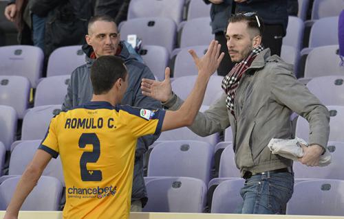 FIORENTINA-VERONA 28-01-18.  ROMULO A FINE GARA CON UN TIFOSO .SILPRESS